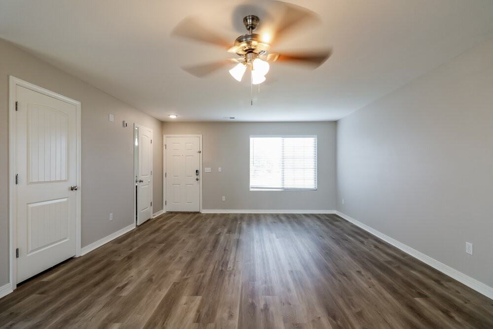 558 Wellington Dr - Photo 4 of 17