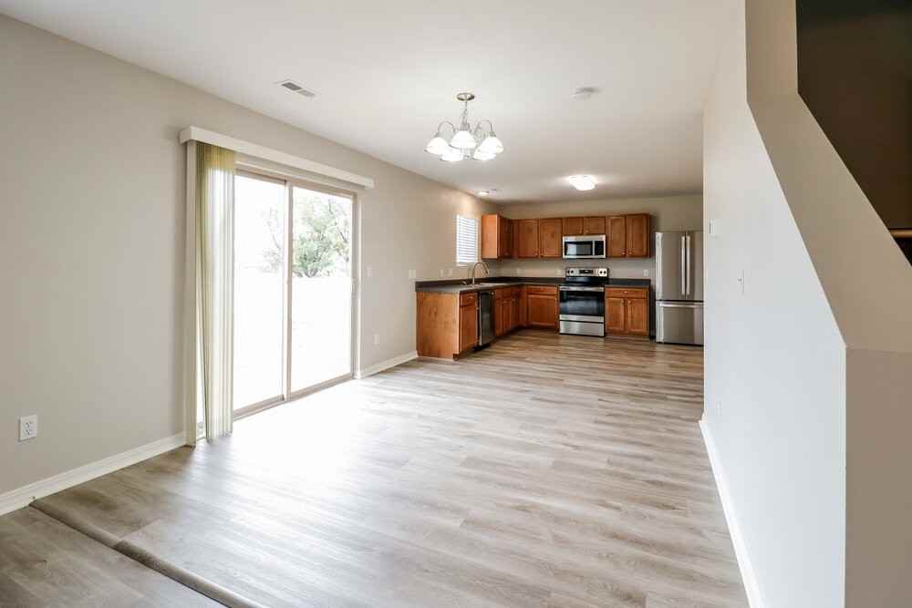 558 Wellington Dr - Photo 6 of 17