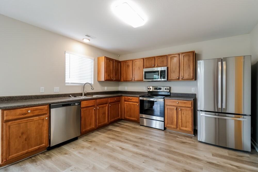 558 Wellington Dr - Photo 7 of 17