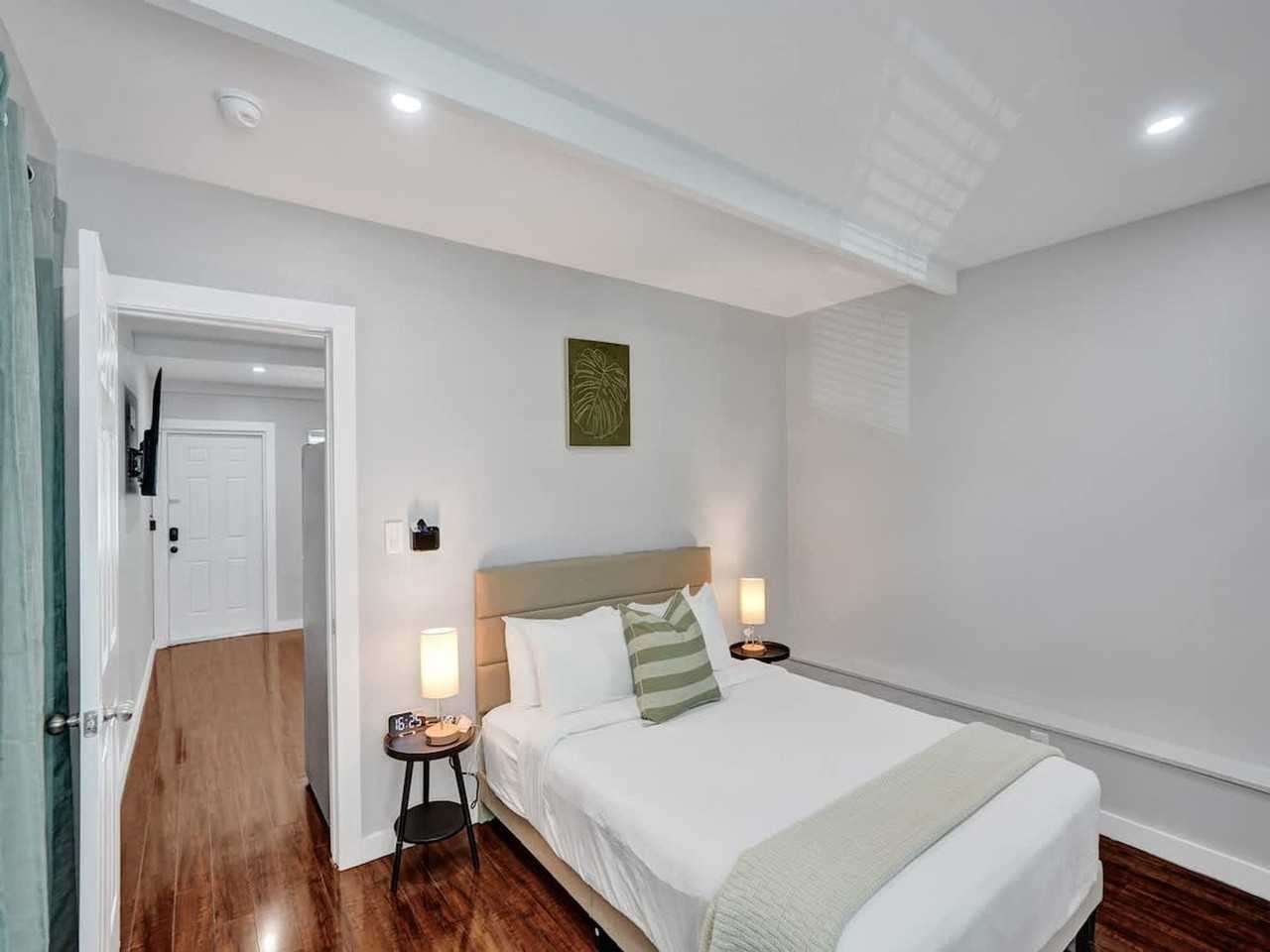 906 N Riverside Dr #1503946P - Photo 4 of 29