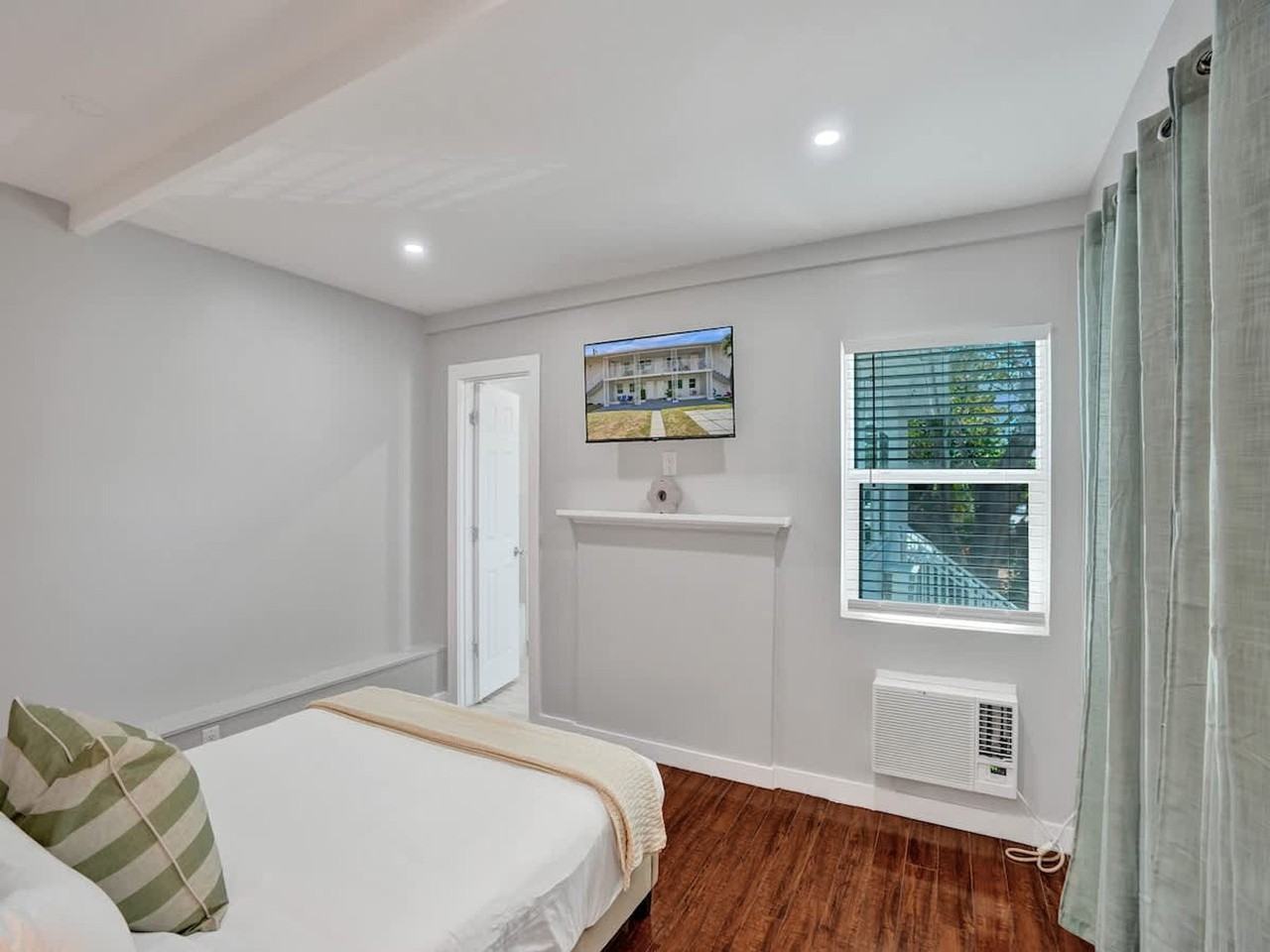 906 N Riverside Dr #1503946P - Photo 7 of 29