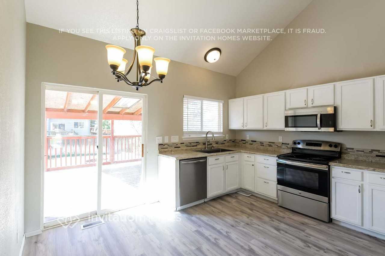 9678 Lansing Cir - Photo 4 of 15