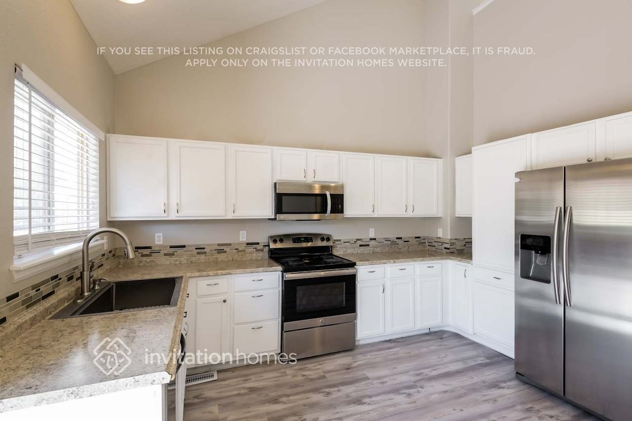 9678 Lansing Cir - Photo 5 of 15