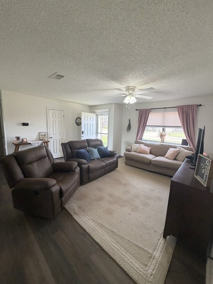 927 E Krayler Ave - Photo 2 of 16