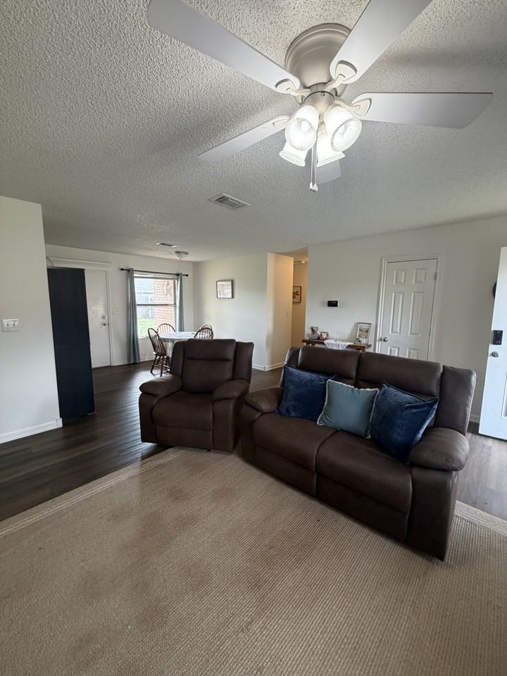 927 E Krayler Ave - Photo 3 of 16