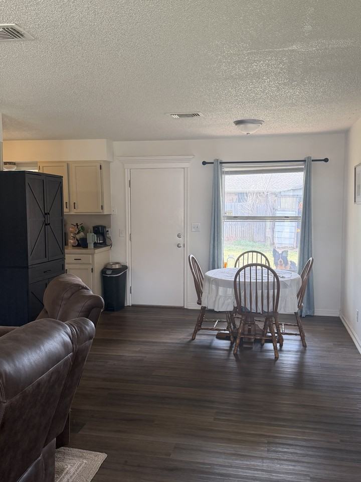 927 E Krayler Ave - Photo 4 of 16