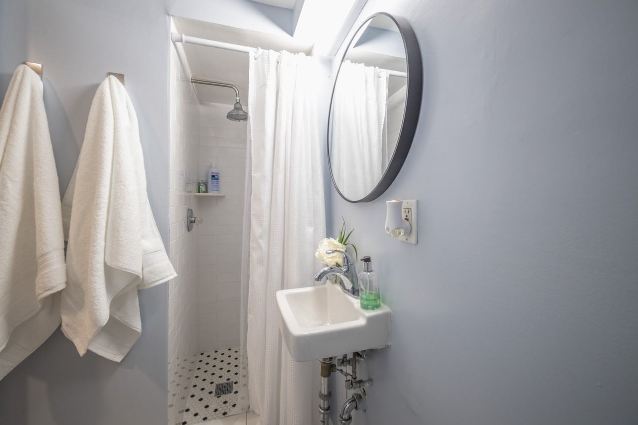 1615 R St Se - Photo 7 of 11