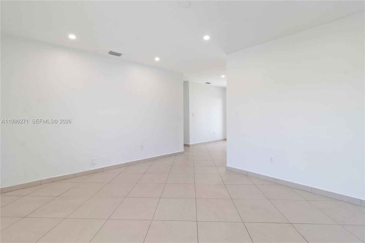 5420 Nw 182nd St - Photo 2 of 10