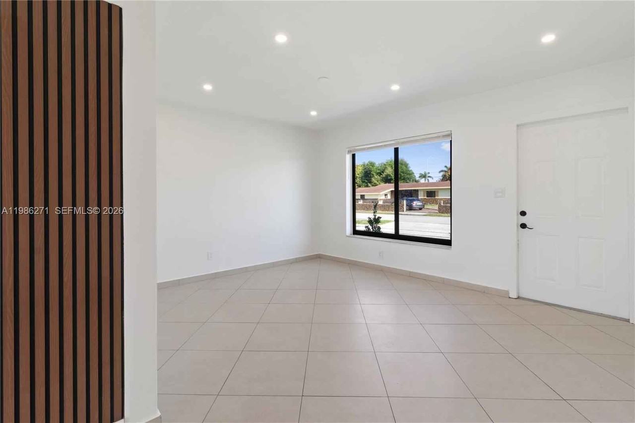 5420 Nw 182nd St - Photo 3 of 10