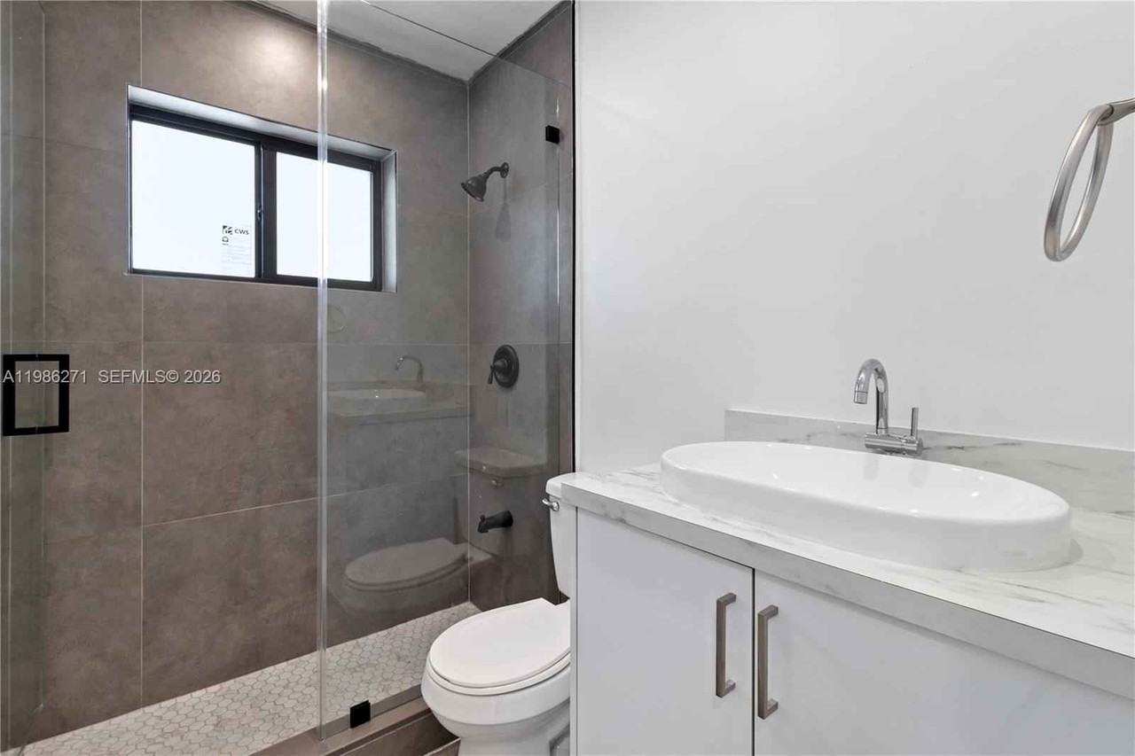 5420 Nw 182nd St - Photo 4 of 10