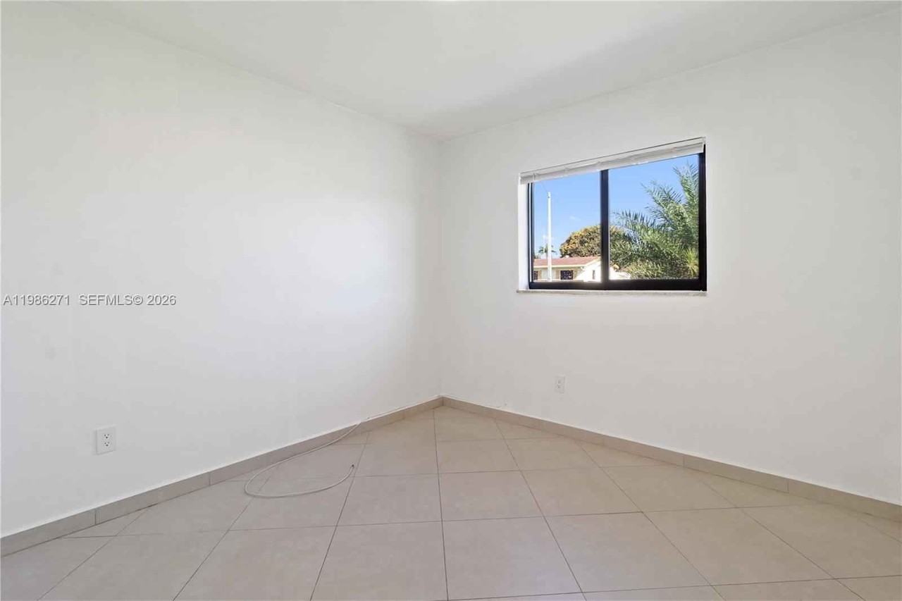 5420 Nw 182nd St - Photo 6 of 10