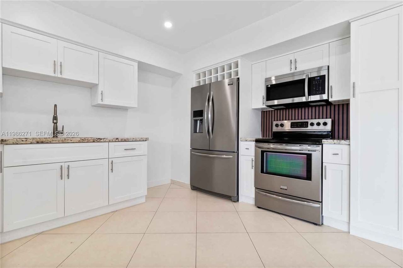 5420 Nw 182nd St - Photo 7 of 10