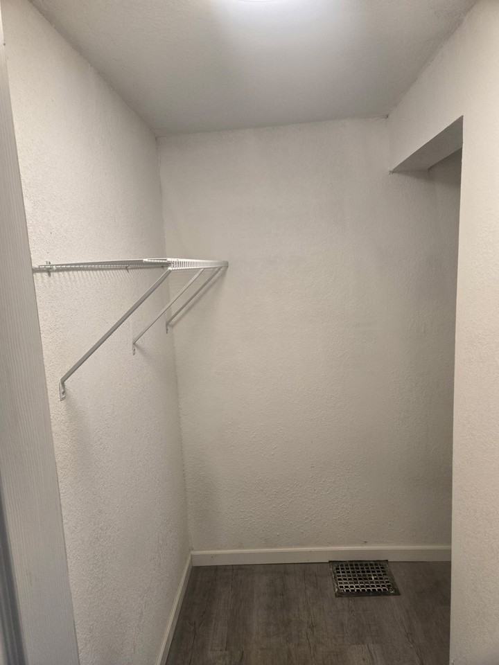 2110 Drouillard Rd - Photo 2 of 9