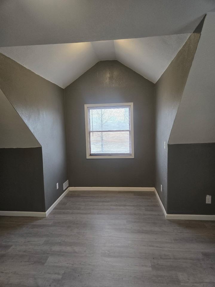 2110 Drouillard Rd - Photo 5 of 9