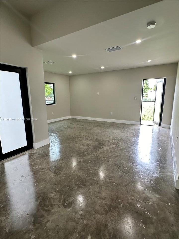 929 Nw 60th St - Photo 7 of 21