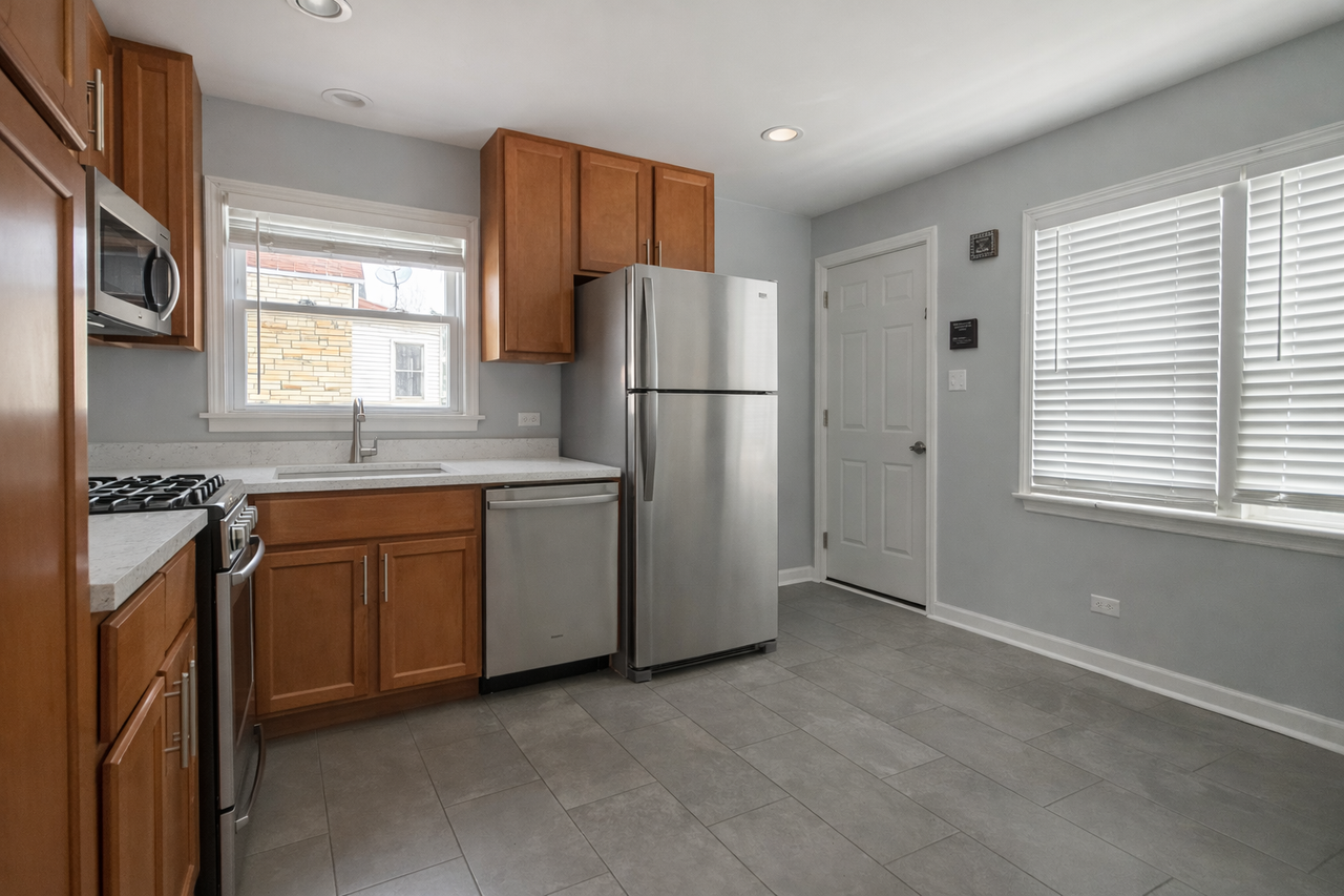 4259 N Narragansett Ave - Photo 3 of 13