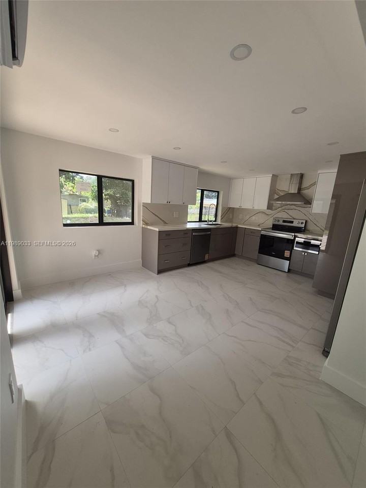 270 Nw 147th St - Photo 5 of 16