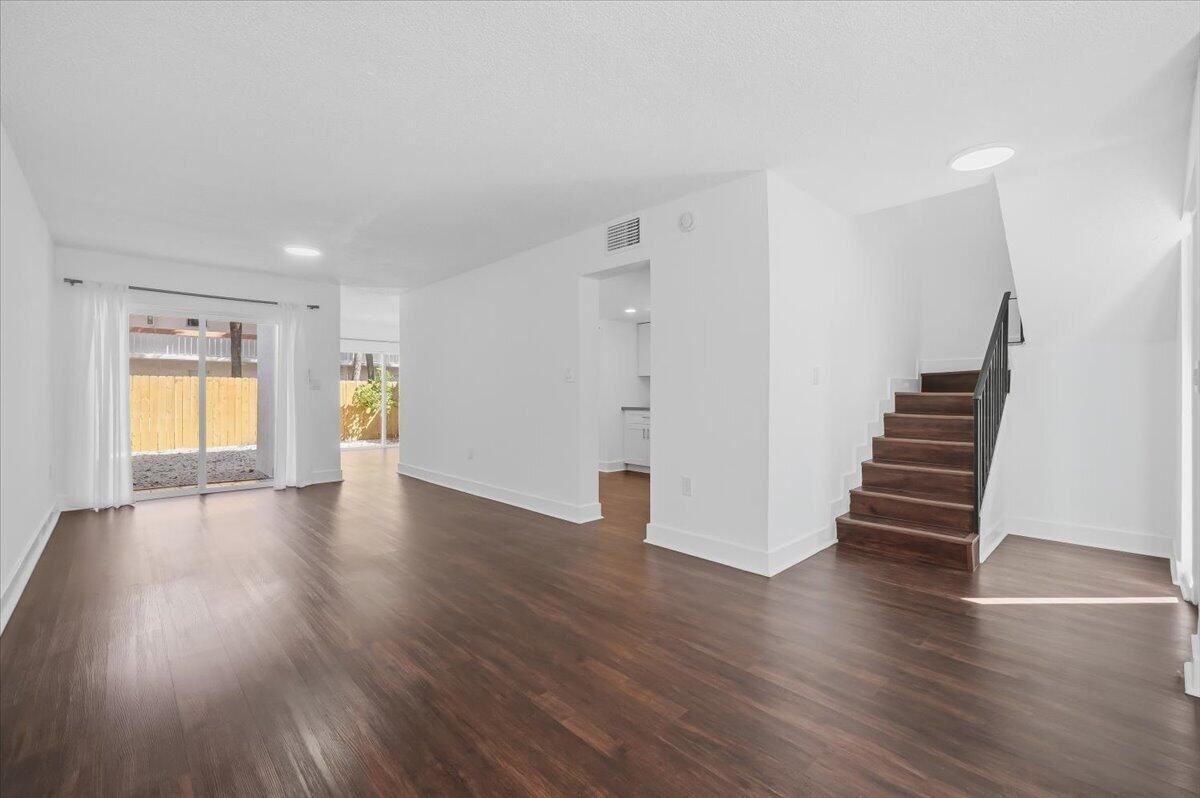 3940 Nw 76th Ter #3940 - Photo 6 of 10