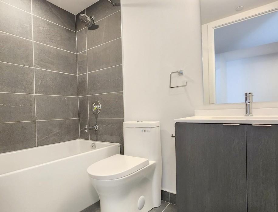 Queen St E - Photo 2 of 4