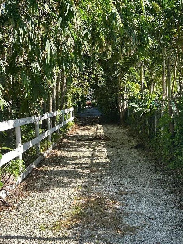 1029 Sw 22nd St - Photo 2 of 3