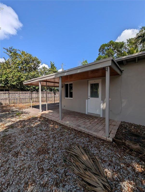 1029 Sw 22nd St - Photo 3 of 3