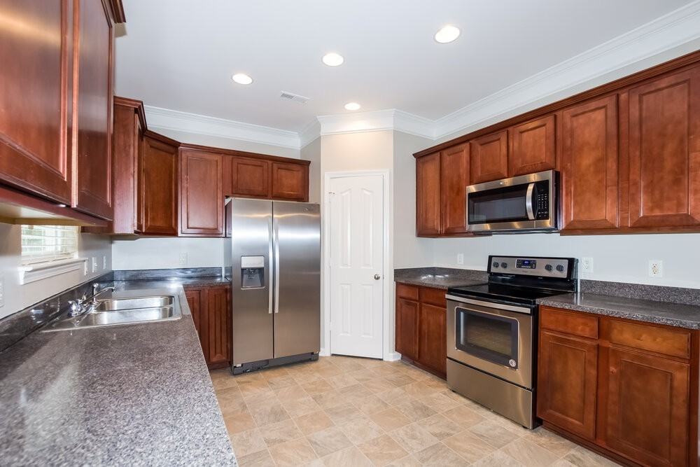 3906 Herkimer Dr - Photo 7 of 16