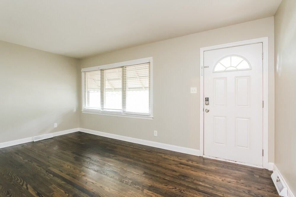 3924 Broadview Dr - Photo 4 of 15