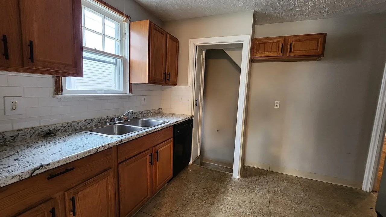 920 Vineshire Rd - Photo 5 of 20