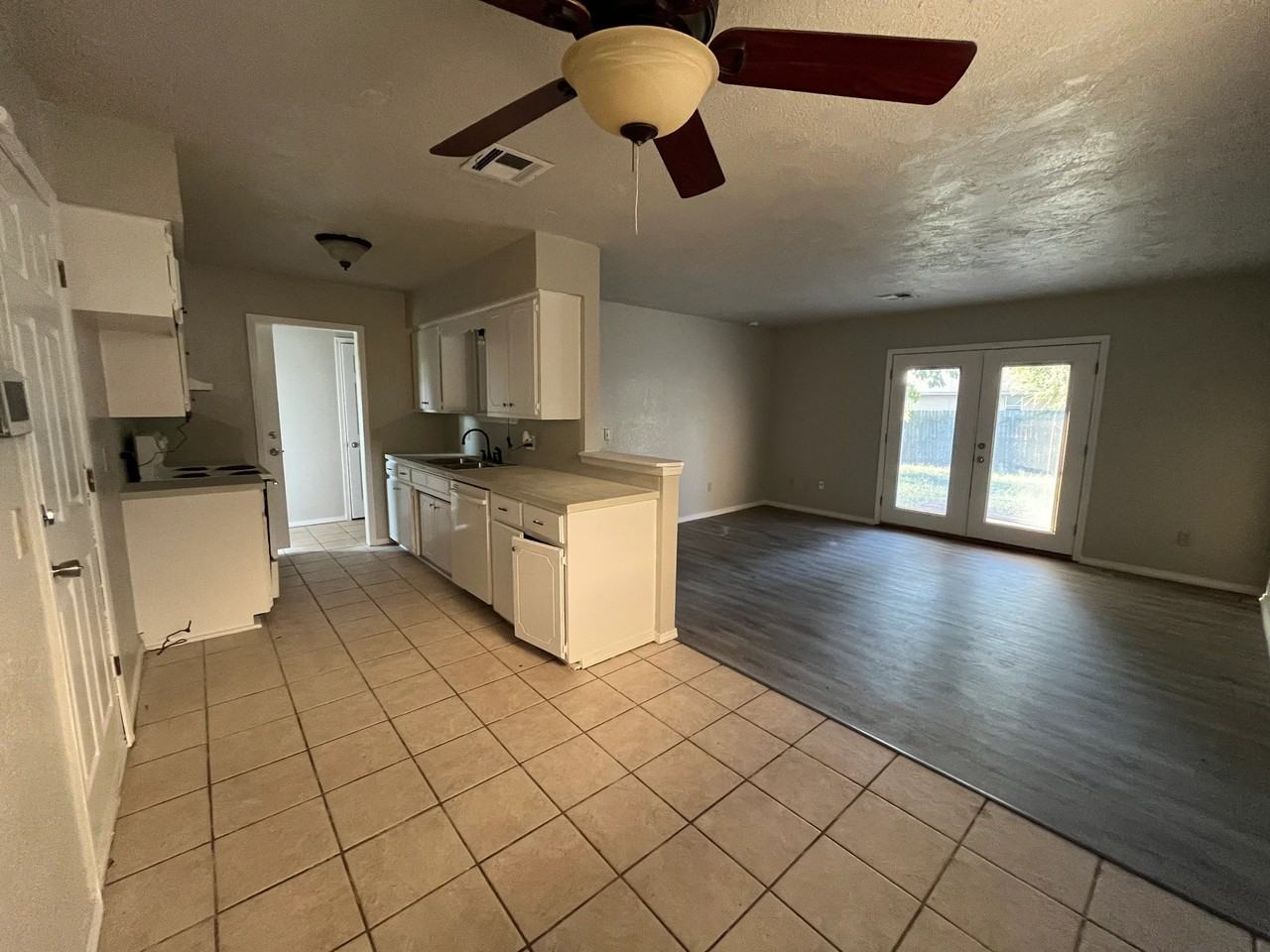 1004 Nw 25th St - Photo 4 of 12