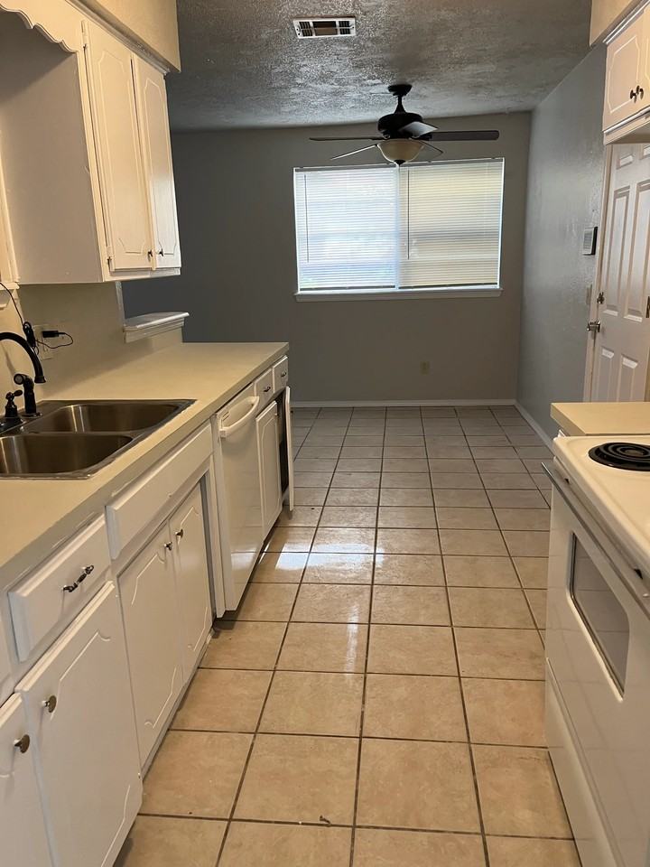 1004 Nw 25th St - Photo 5 of 12