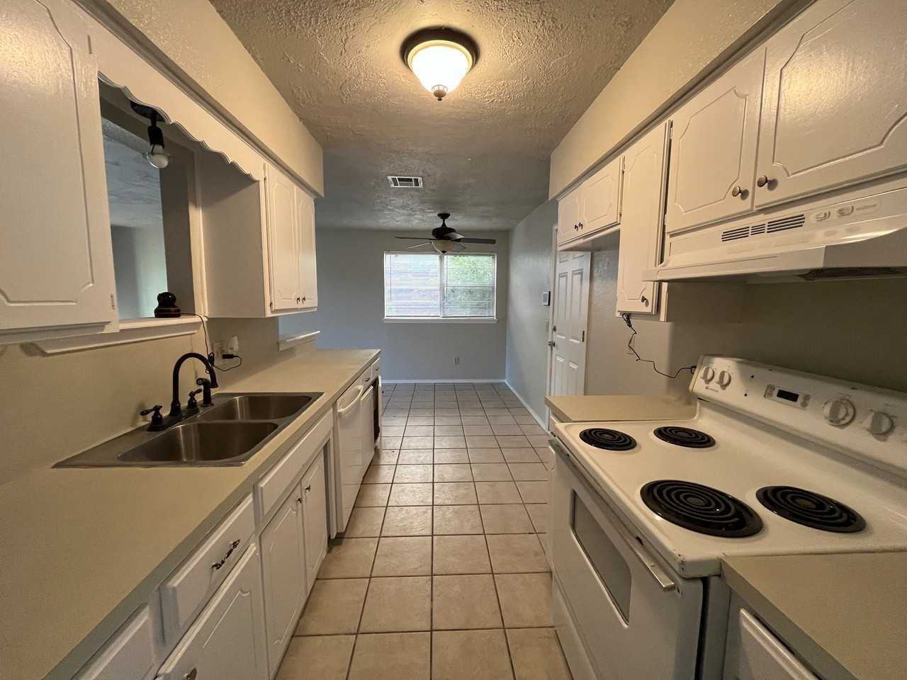 1004 Nw 25th St - Photo 6 of 12