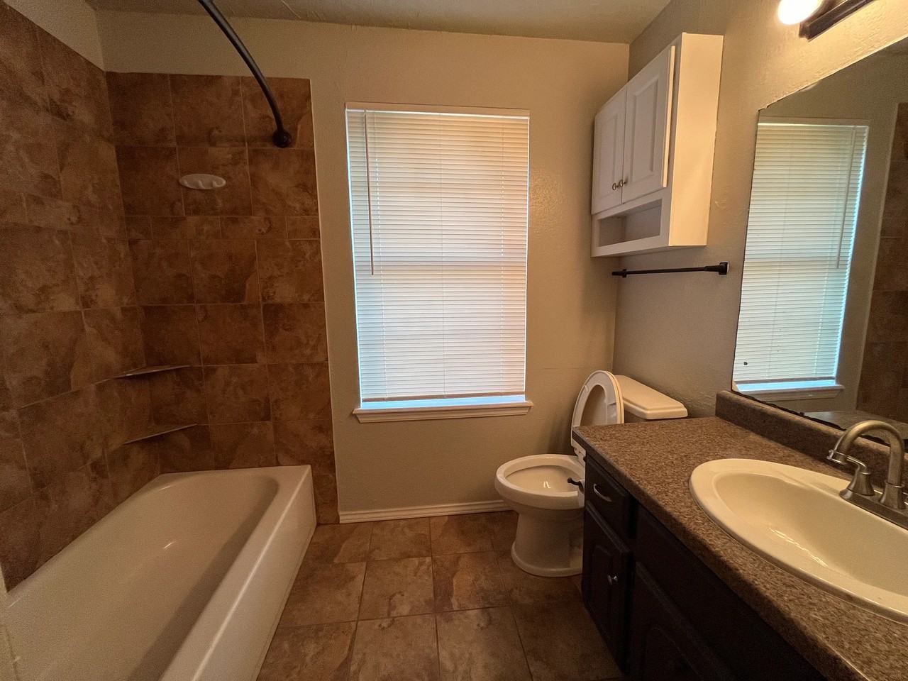 1004 Nw 25th St - Photo 7 of 12