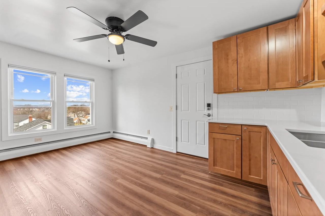 1130 Enfield St #1132B3rdFL - Photo 4 of 19