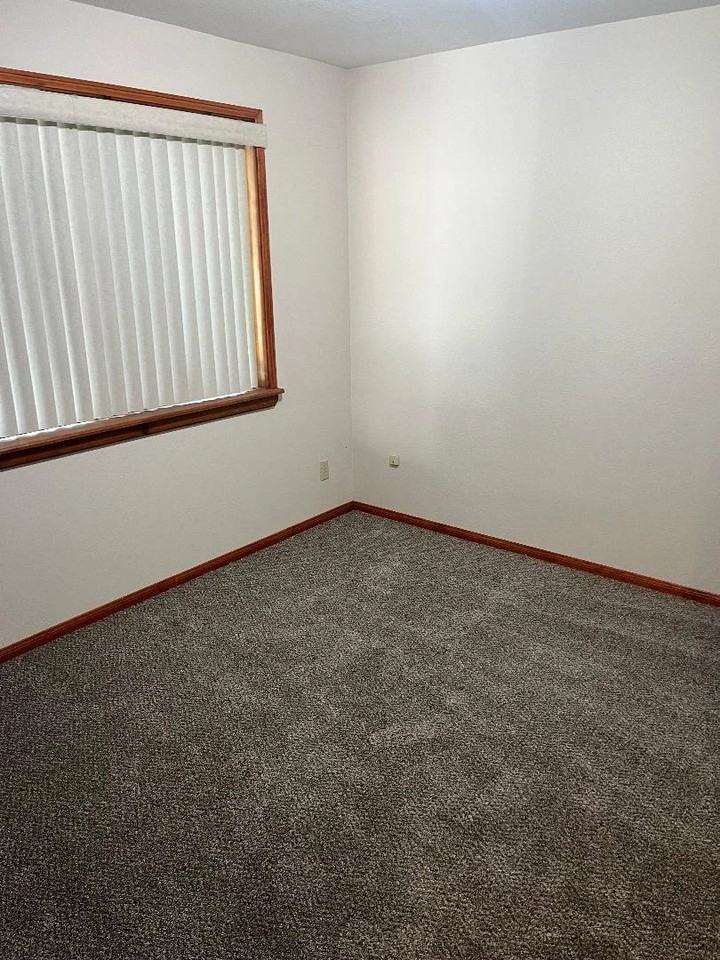 932 Berne Dr - Photo 4 of 8