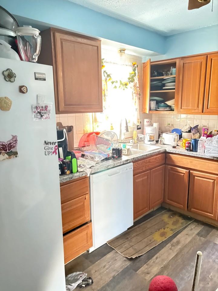 25953 Norfolk St - Photo 2 of 5