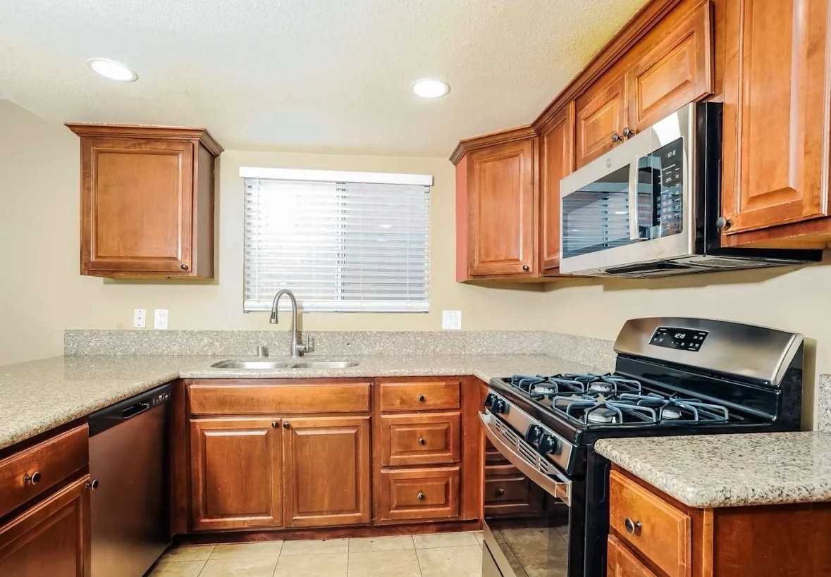 263 E Plenty St - Photo 2 of 9