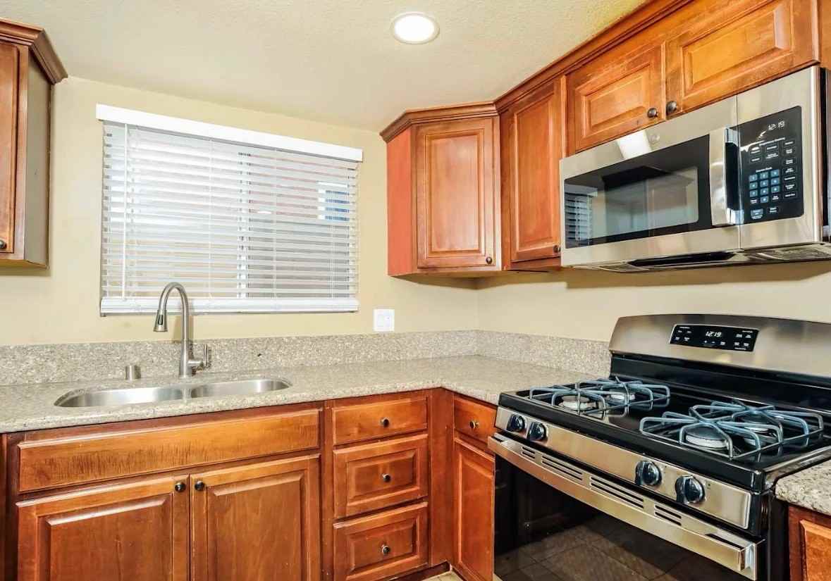 263 E Plenty St - Photo 3 of 9