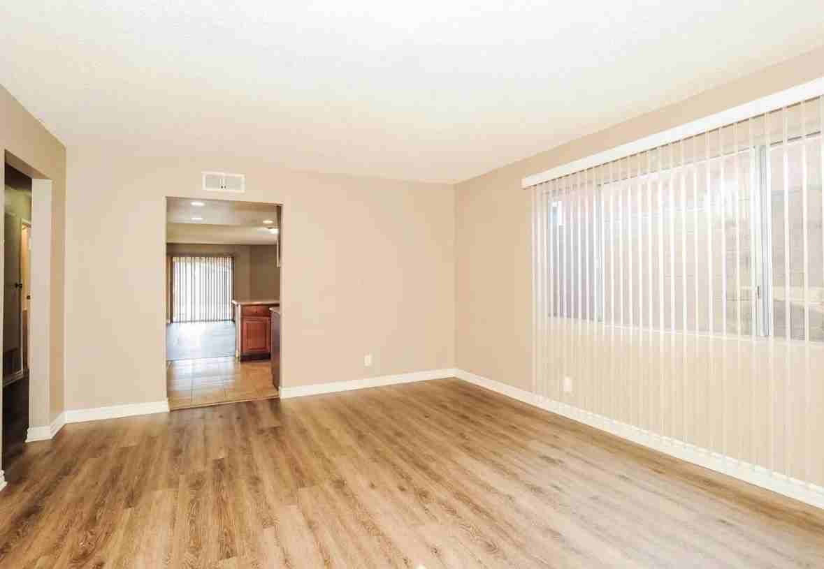 263 E Plenty St - Photo 4 of 9