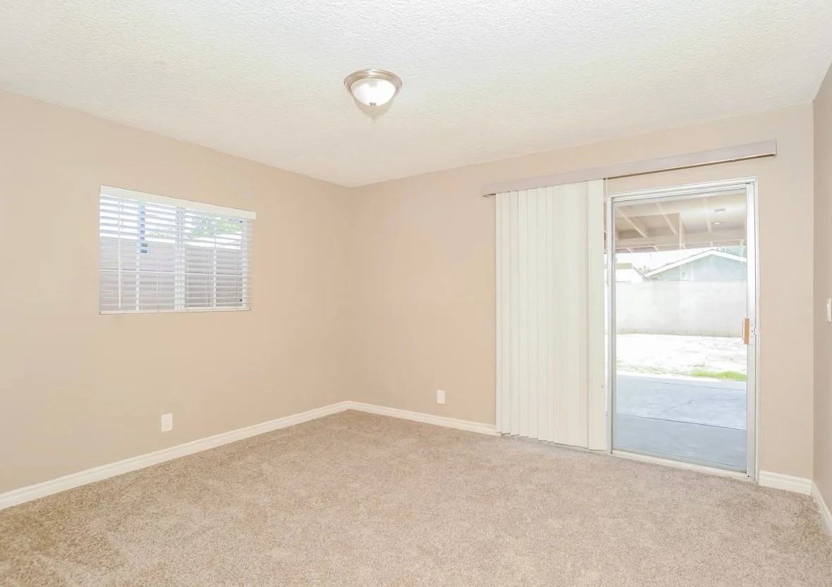 263 E Plenty St - Photo 5 of 9