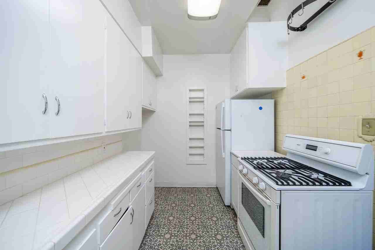 648 S Burnside Ave - Photo 7 of 16