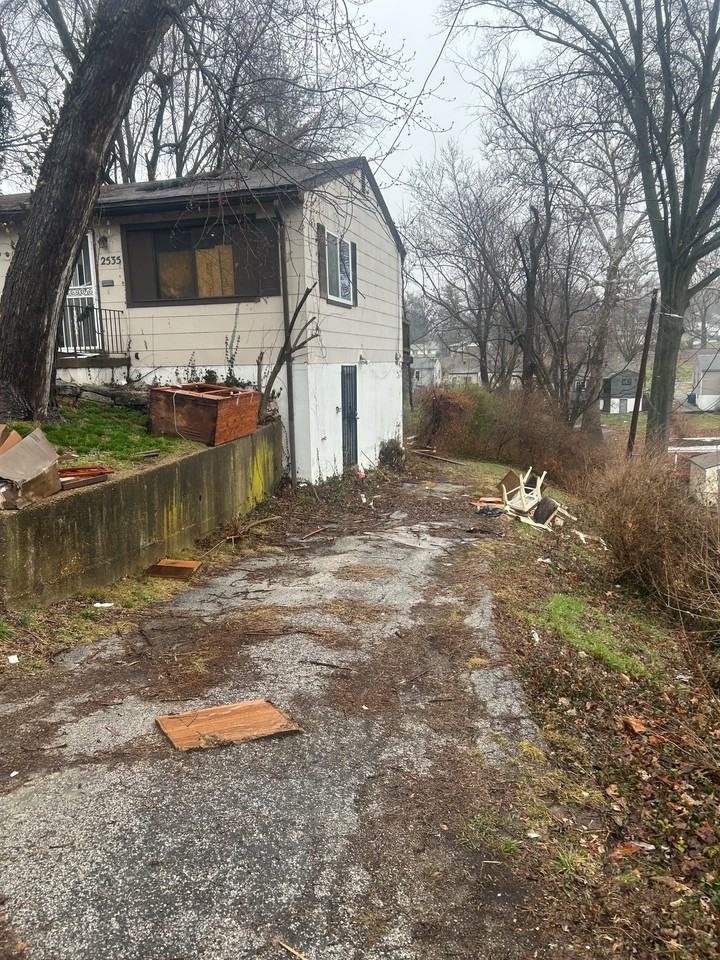 2535 Avis St - Photo 2 of 18