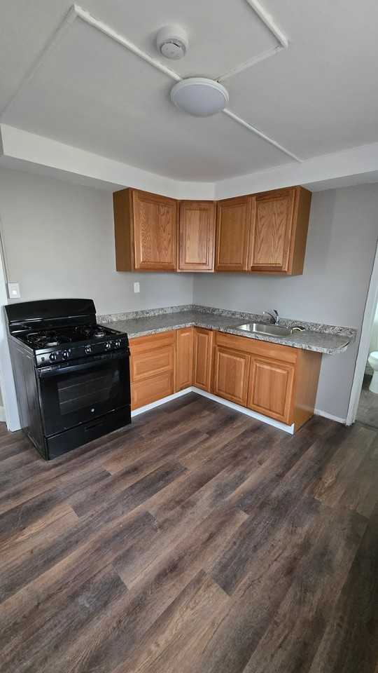 410 1/2 Jackson Ave #1R - Photo 2 of 4
