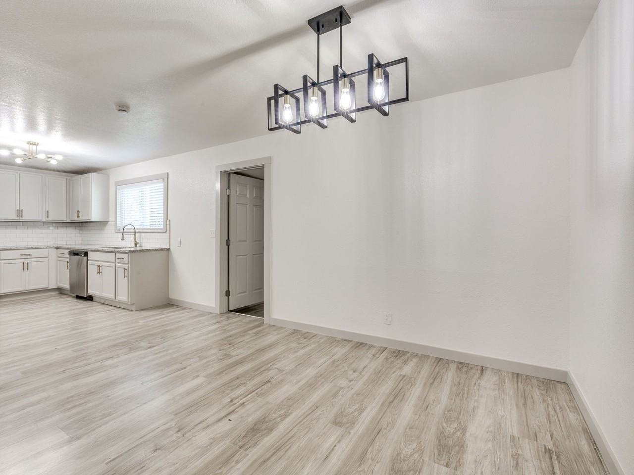 1300 N Mckinley Ave - Photo 4 of 15