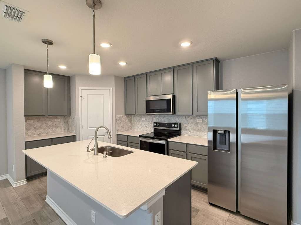 323 Deer Crest Dr - Photo 4 of 17