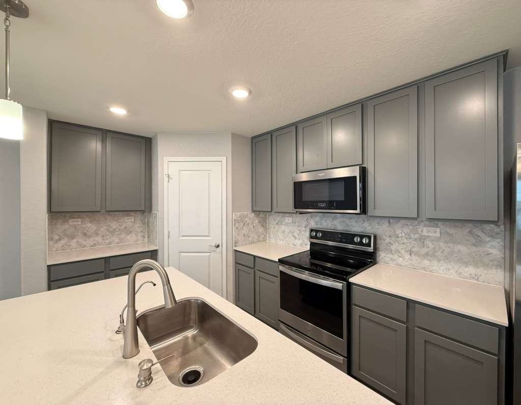 323 Deer Crest Dr - Photo 5 of 17