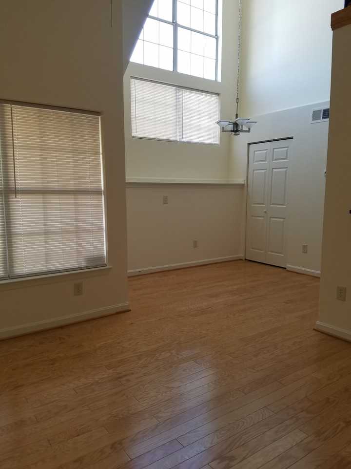 921 Westhaven Dr #303 - Photo 3 of 15