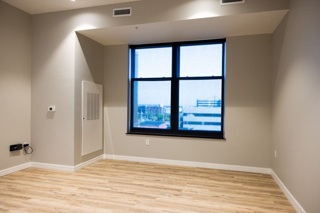 5 West - Photo 2 of 8