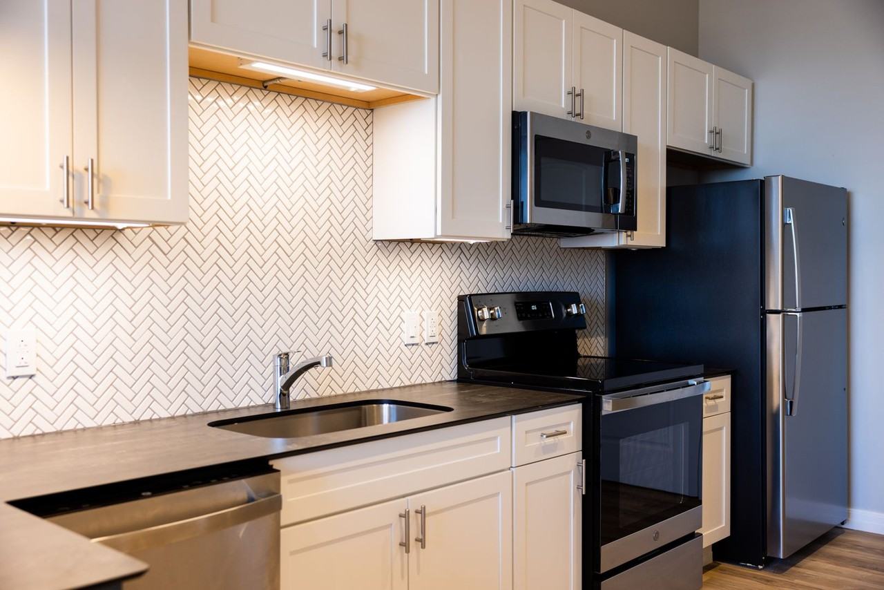 5 West - Photo 3 of 8