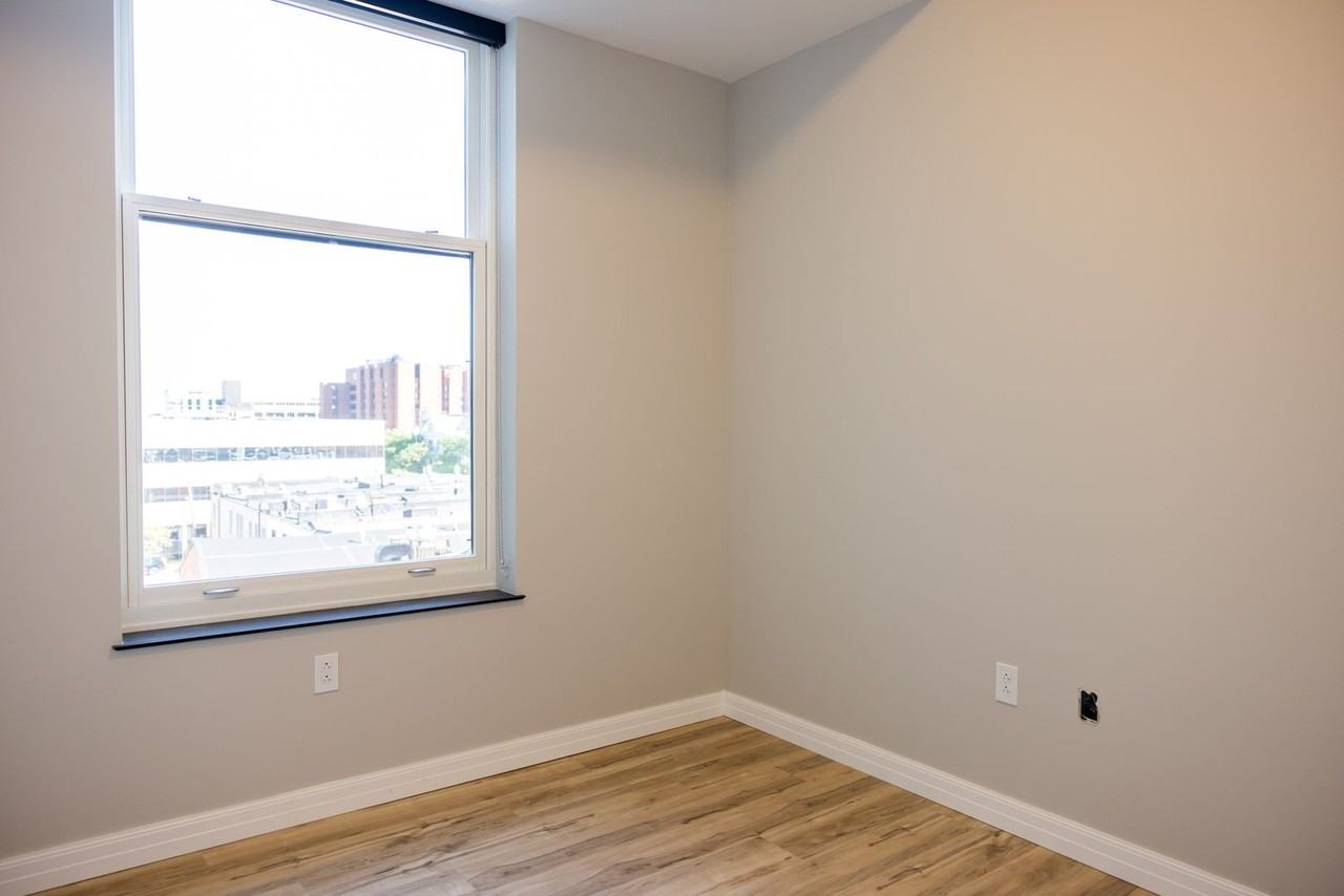 5 West - Photo 5 of 8