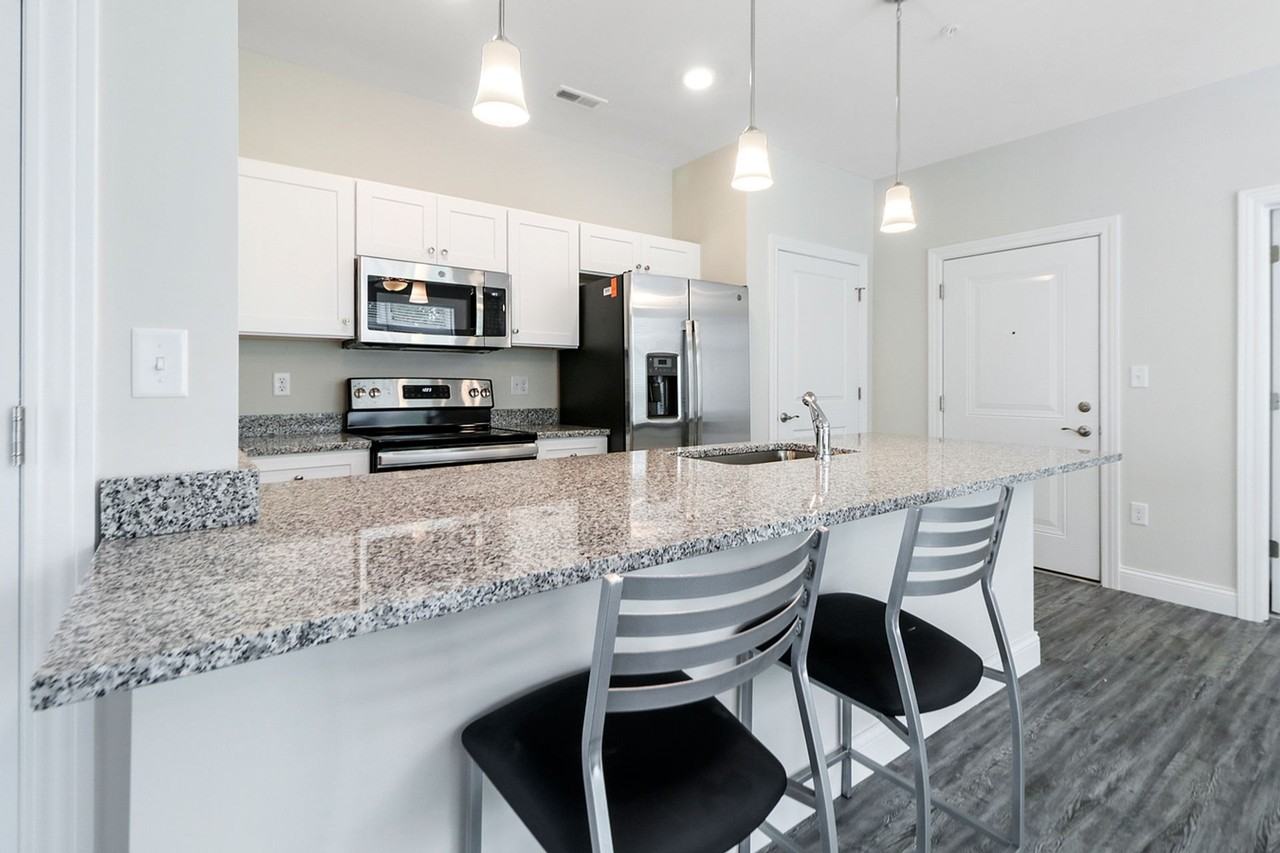 611 S State St - Photo 4 of 39